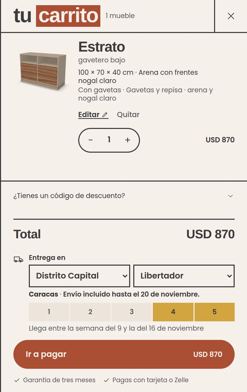 El carrito abierto con un Estrato de 100 × 70 × 40 cm en arena con frentes nogal claro, el total, la zona de entrega y el botón Ir a pagar.